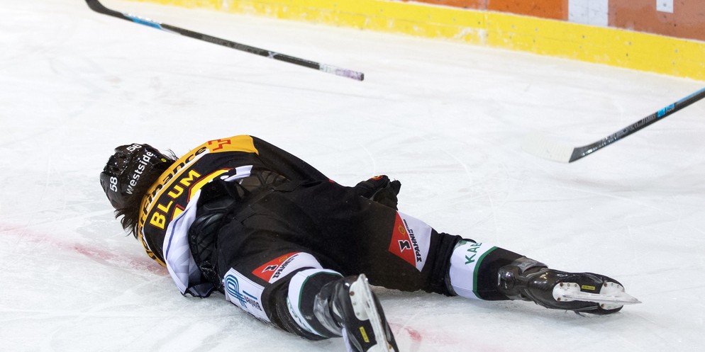 SCB-Verteidiger Eric Blum nach dem harten Check vom damaligen HCD-Stürmer Fabrice Herzog.