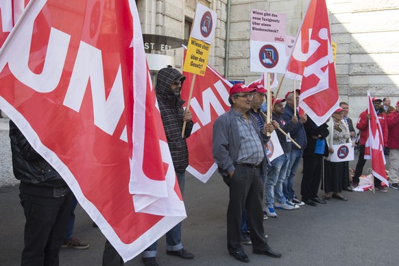 Taxifahrer versammeln sich zu einer Protestaktion und zum Start der Petition „Uber verbieten“ am Bahnhof in Basel am Mittwoch, 30. September 2015. Der Online-Taxivermittlungsdienst Uber gefaehrdet das ...