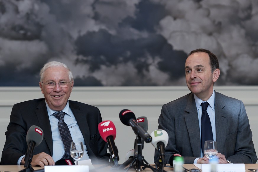 Christoph Blocher, links, und Pietro Supino, Verwaltungsratspraesident der Tamedia AG, rechts, laecheln an einer Medienkonferenz zur Uebernahme der Basler Zeitung durch die Tamedia in Basel, am Mittwo ...