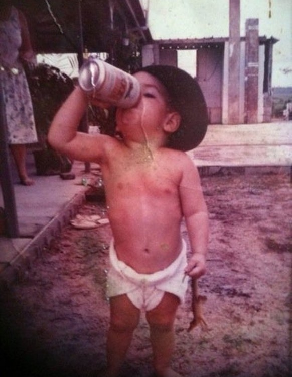 «Ich, damals 1991 als typisches australisches Kind mit einem ultra-ultra-ultra-leichten Bier und einem Baby-Krokodil in der anderen Hand.»