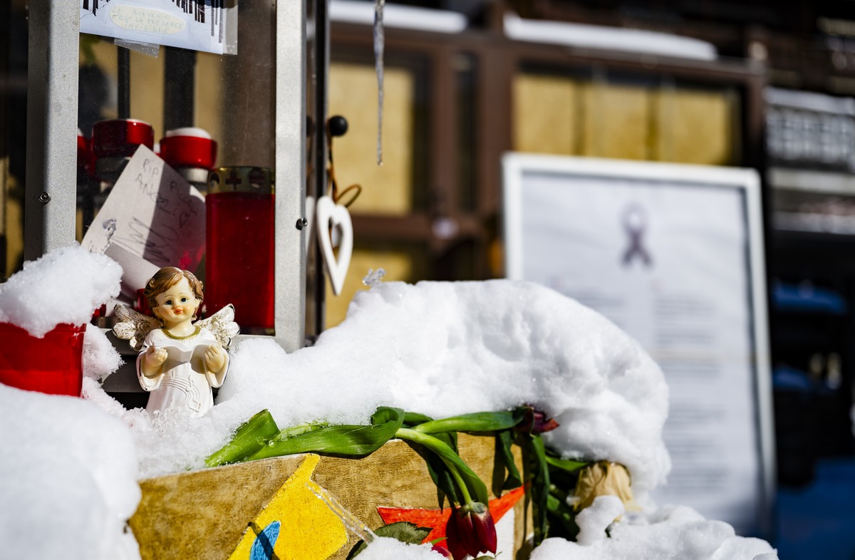 Snow covers the entrance to the "Le Constellation" bar, three months after the tragedy, in Crans-Montana, Switzerland, Wednesday, April 1, 2026. (KEYSTONE/Jean-Christophe Bott)