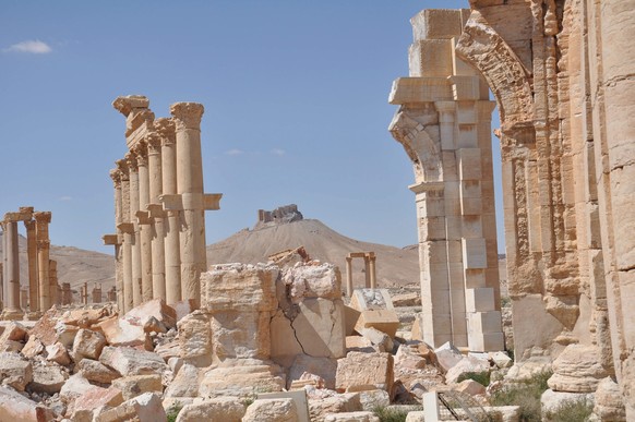 epa05238031 A general view for the historical city of Palmyra with the Fakhr-al-Din al-Maani Castle also known as Palmyra Castle in the background, 31 March 2016. The Syrian army regained control of t ...