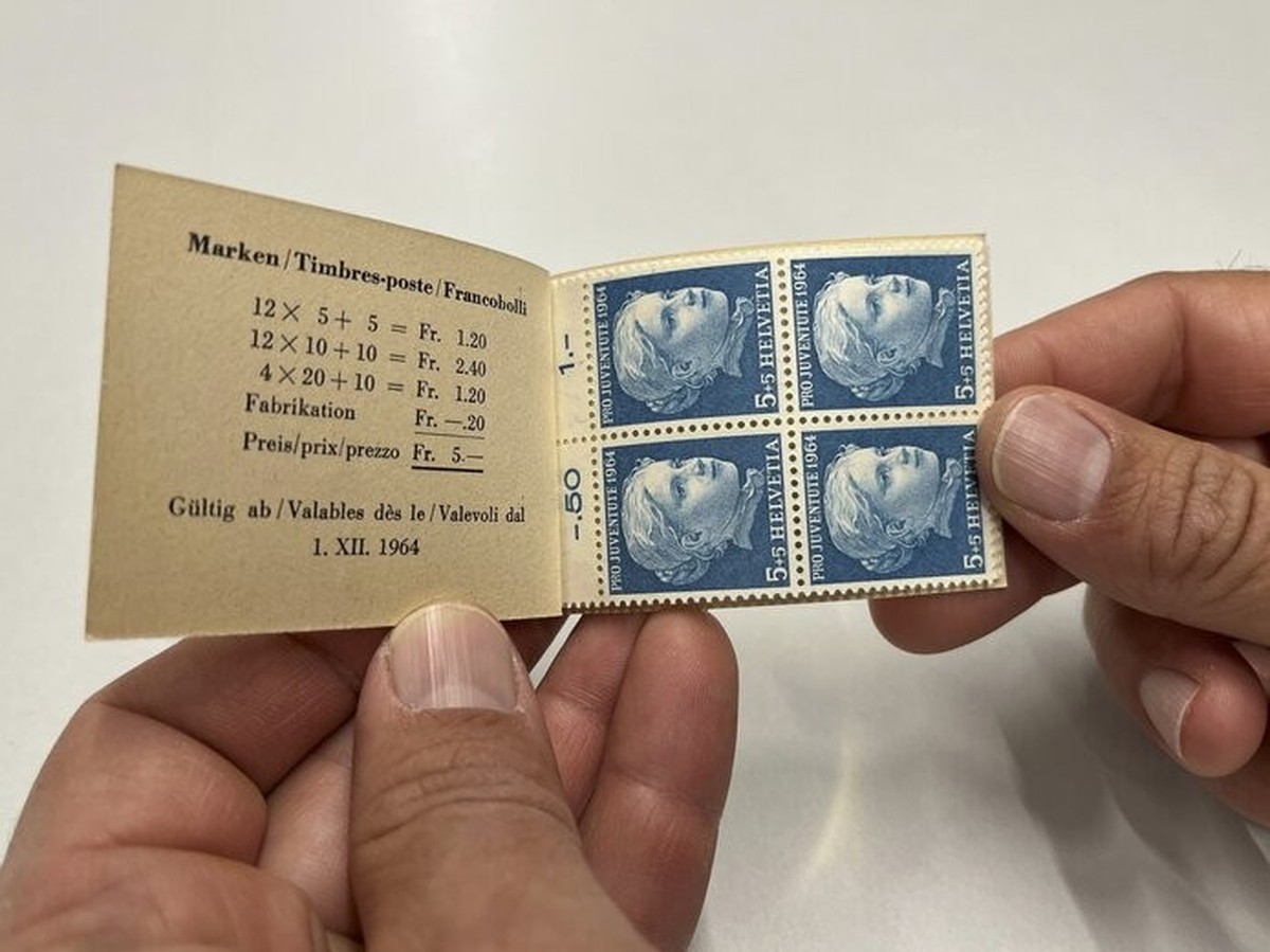 Im kollektiven Gedächtnis vieler Schweizer:innen verankert: In der Schulzeit haben sie für Pro Juventute solche goldenen Umschläge mit Pro-Juventute-Briefmarken verkauft.