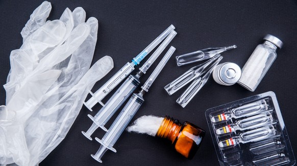 Pillen und Ampullen: Symbolbild fÃ¼r Doping.