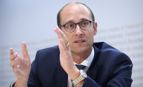 Martin Candinas, Nationalrat CVP, spricht waehrend einer Medienkonferenz des Ja-Komitees fuer einen zweiwoechigen Vaterschaftsurlaub, am Donnerstag, 6. August 2020 in Bern. (KEYSTONE/Anthony Anex)