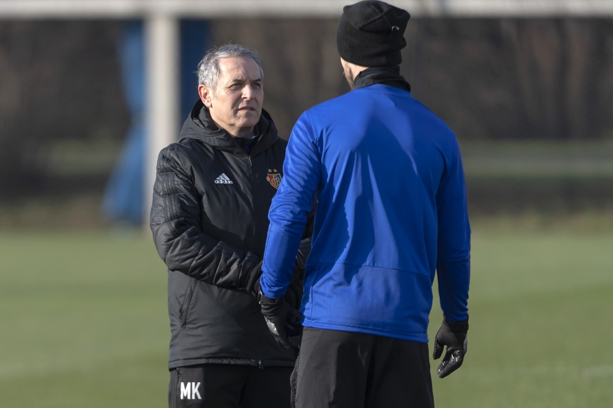 Basels Cheftrainer Marcel Koller, links, spricht mit Ricky van Wolfswinkel, rechts, beim Trainingsauftakt des FC Basel 1893 auf dem Nachwuchs-Campus in Basel am Freitag, 3. Januar 2020. (KEYSTONE/Geor ...