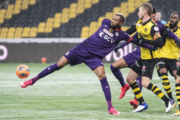 YBs Fabian Lustenberger, rechts, im Duell mit Lausannes Jonathan Bolingi im Fussball Meisterschaftsspiel der Super League zwischen den Berner Young Boys und dem FC Lausanne Sport, am Mittwoch, 10. Feb ...