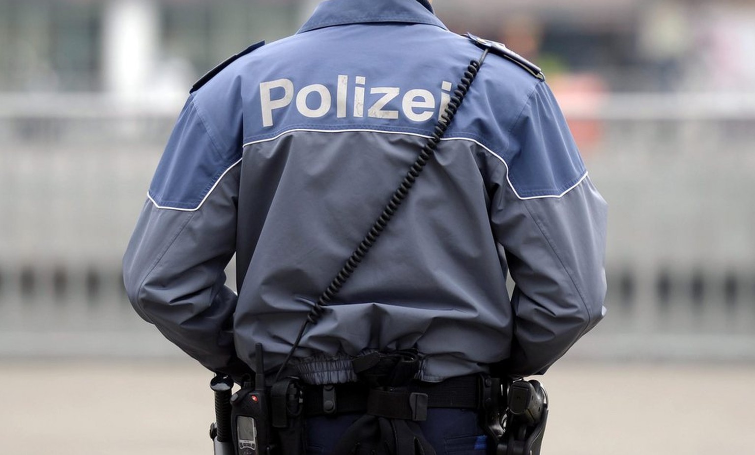 EIn Zuercher Stadtpolizist vor der Hauptwache Urania in Zuerich, am Mittwoch, 13. November 2013. (KEYSTONE/Walter Bieri)