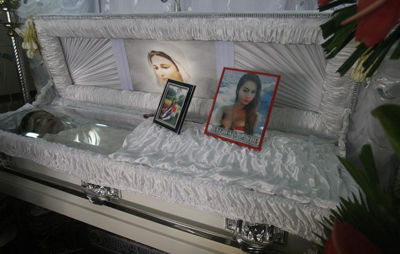 Das aufgebahrte Opfer bei der Beerdigung im Oktober 2014.