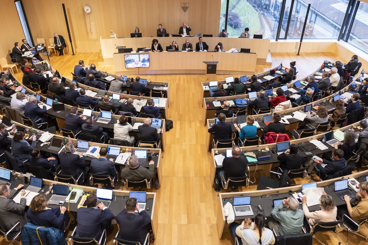 Les membres du Gouvernement vaudois Christelle Luisier, Nuria Gorrite, Frederic Borloz, Vassilis Venizelos et Rebecca Ruiz, dans la salle du Parlement lors de la seance du Grand Conseil vaudois sur le ...