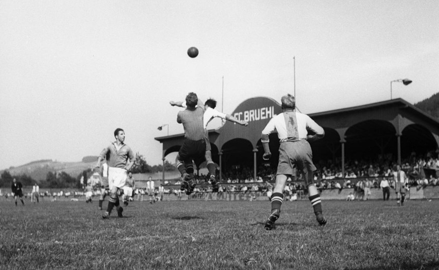 Der Goalie des SC Bruehl faustet, assistiert von einem Verteidiger, einen Ball weg, aufgenommen am 13. Juni 1948 im Stadion Krontal in St. Gallen beim Meisterschaftsspiel der Nationalliga B zwischen d ...