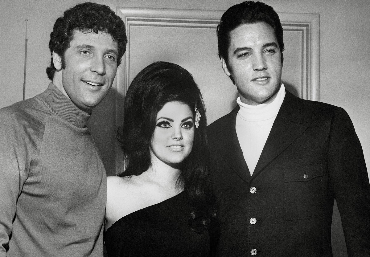 Elvis Presley with his wife Priscilla Presley and singer Tom Jones, 1967 Hollywood CA USA PUBLICATIONxINxGERxSUIxAUTxONLY Copyright: xCPCx 32733159THA