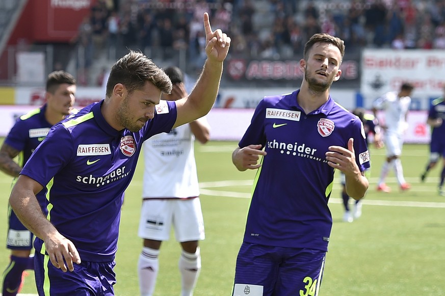 Thuns Gianluca Frontino, links, freut sich ueber seinen Treffer zum 1:0 im Fussball Meisterschaftsspiel der Super League zwischen dem FC Thun und dem FC Vaduz, am Sonntag, 23. August 2015, in der Stoc ...