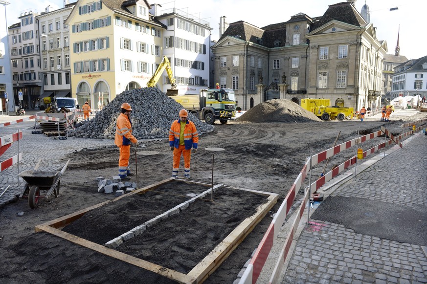 Bauarbeiten werden am Muensterhof vorgenommen, am Donnerstag, 5. Maerz 2015, in Zuerich. Ab 2016 soll der Muensterhof nicht mehr als Parkplatz dienen, sondern zu einem offenen Platz mit einladender At ...