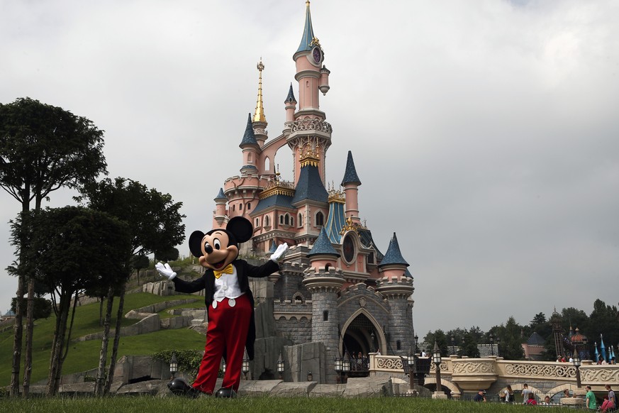 ARCHIV -- ZUM 90. JAHRESTAG DER ZEICHENTRICKFIGUR MICKEY MOUSE AM SONNTAG, 18. NOVEMBER 2018, STELLEN WIR IHNEN FOLGENDES BILDMATERIAL ZUR VERFUEGUNG -- Mickey Mouse poses in front of the castle of Sl ...