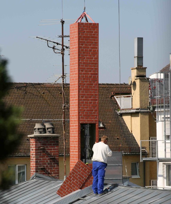 Ein als Kamin getarnter Funkmast (in Deutschland).