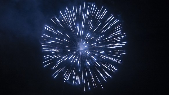 Das Feuerwerk ueber dem Luganersee an der 1. August-Feier in Lugano, am Dienstag, 1. August 2023. (KEYSTONE/Ti-Press/Pablo Gianinazzi)