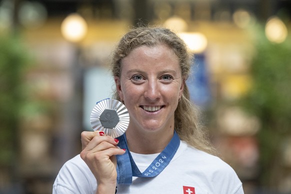 Die Silbermedaillengewinnerin im Triathlon an den Olympischen Spielen in Paris, Julie Derron, bei ihrem Empfang, am Mittwoch, 7. August 2024, in Basel. Die Triathletin Derron gewann Silber im Triathlo ...