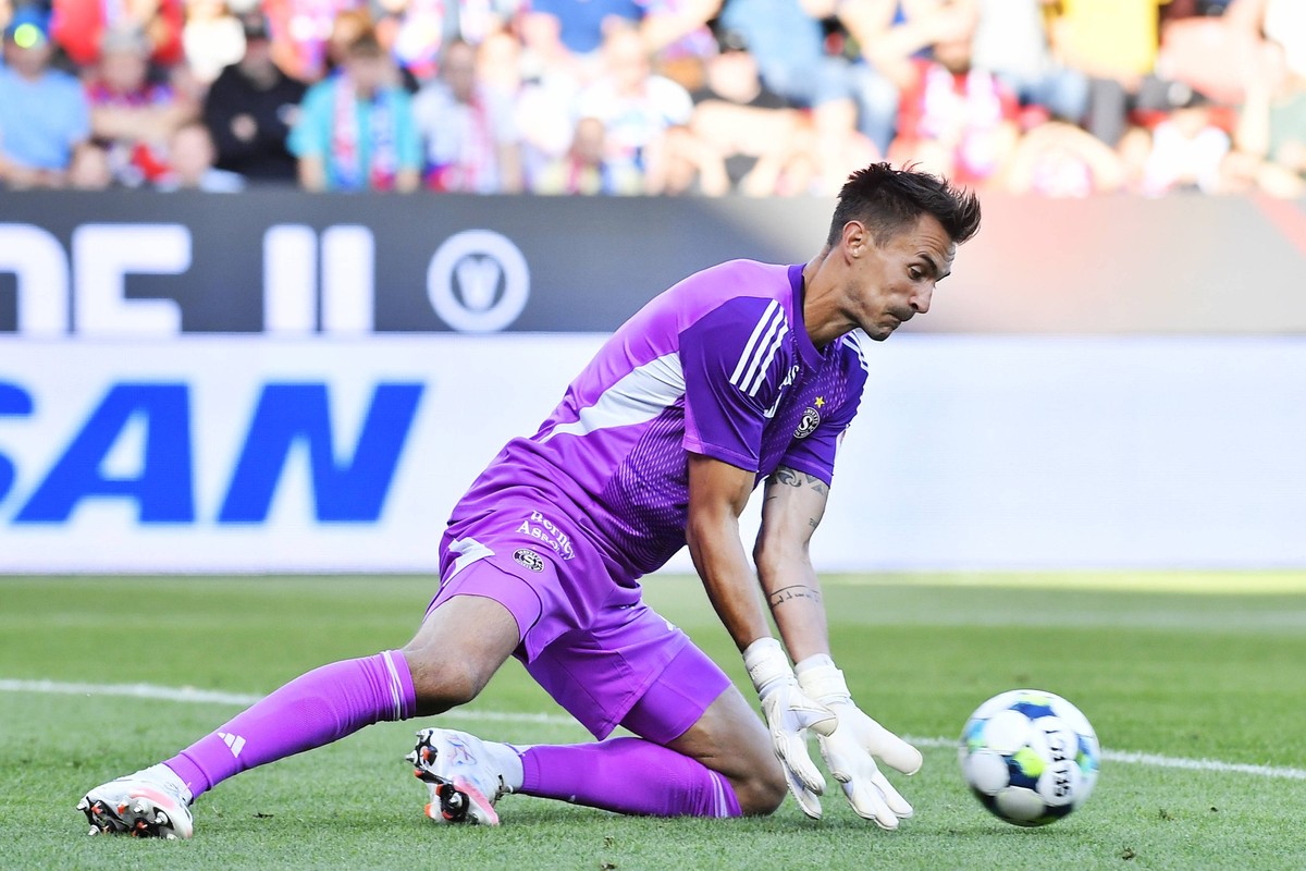 Joel Mall, goalie of Servette in action during the European League 2nd qualifying round opening match Viktoria Plzen vs Servette Geneva in Plzen, Czech Republic, July 22, 2025. CTKxPhoto/MiroslavxChal ...