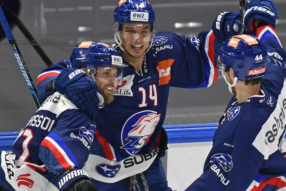 Die Zuercher Fredrik Pettersson, links, Chris Baltisberger, Mitte, und Pius Suter, rechts, jubeln nach dem 1-0 beim Eishockeyspiel der National League A ZSC Lions gegen den HC FribourgGotteron im Zuer ...