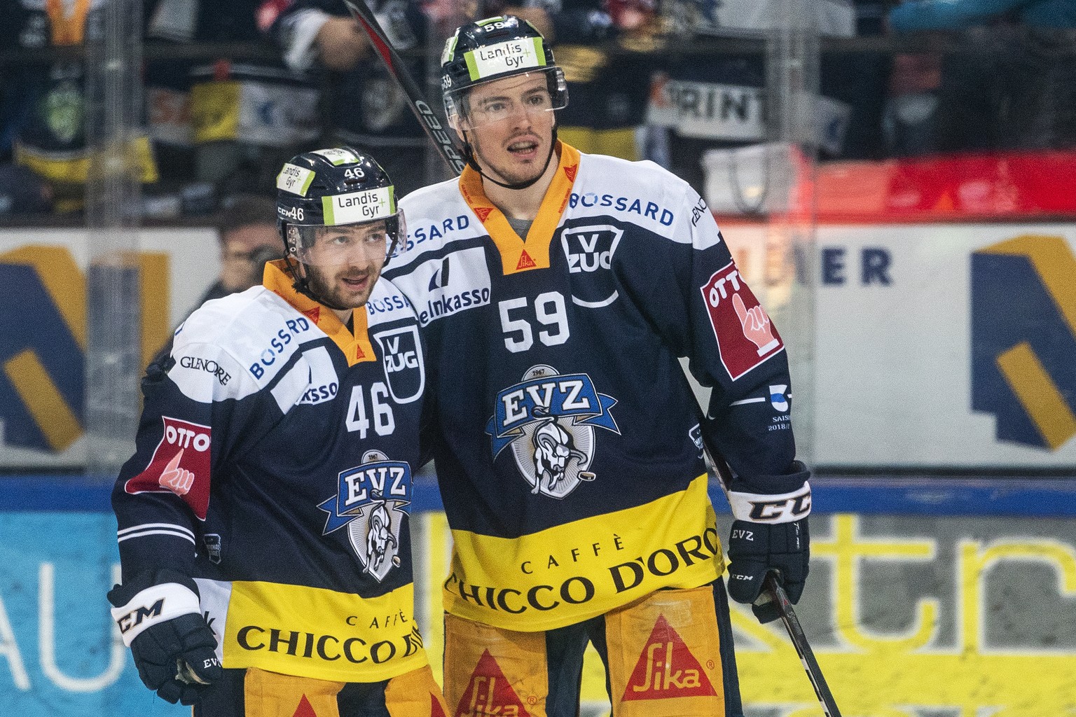 Jubel bei Zugs Lino Martschini und Zugs Dario Simion, von links, im dritten Eishockey Playoff-Halbfinalspiel der National League zwischen dem EV Zug und dem Lausanne HC, am Samstag, 30. Maerz 2019, in ...