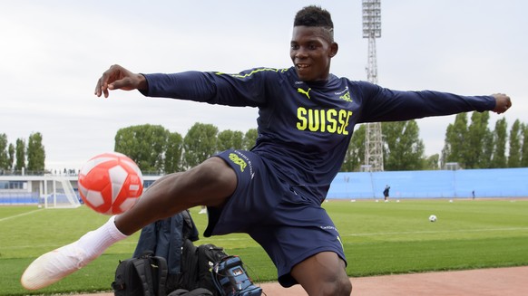 Switzerland&#039;s forward Breel Embolo throws a ball as a gift to spectators during a public training session of the Switzerland&#039;s national soccer team at the Torpedo Stadium, in Togliatti, Russ ...