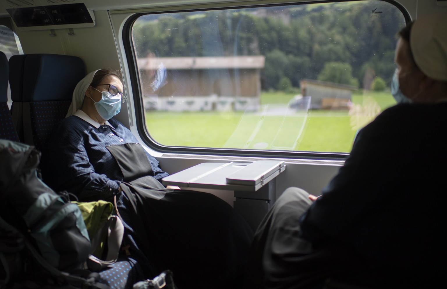 Menschen mit Schutzmasken im Zug der SBB zwischen Sargans und Zuerich, aufgenommen am Montag, 29. Juni 2020. Das Tragen von Schutzmasken wird aufgrund des Coronavirus empfohlen, ist aber freiwillig. ( ...