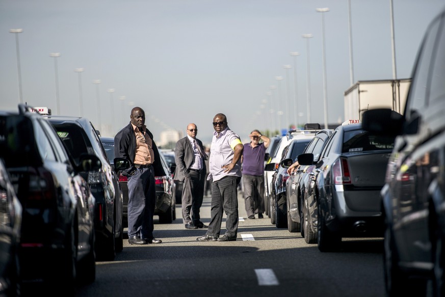 Blockieren eine Strasse bei Paris: wütende Taxifahrer.