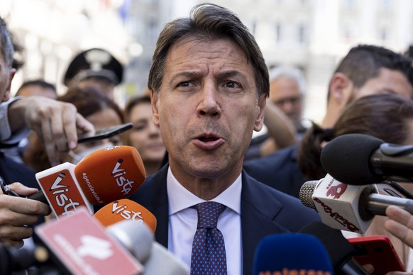 epa10054895 Five Star Movement (M5S)&#039;s leader and Italy&#039;s former Prime Minister Giuseppe Conte speaks to the media following a meeting with Italian Prime Minister Mario Draghi at Palazzo Chi ...