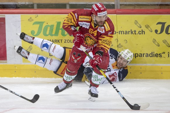 Tigers, Benjamin Neukom, vorne, kaempft um den Puck, gegen Zugs, Yannick-Lennart Albrecht, hinten, waehrend dem Meisterschaftsspiel der National League, zwischen den SCL Tigers und dem EV Zug, am Frei ...