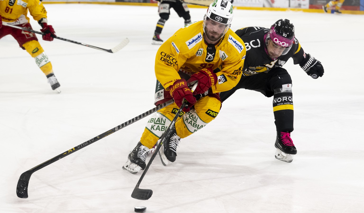 Langnaus Nolan Diem, links, und Ajoies Jordane Hauert, rechts, kaempfen um den Puck beim Eishockey Meisterschaftsspiel der National League zwischen dem HC Ajoie und dem SCL Tigers, in der Raiffeisen A ...