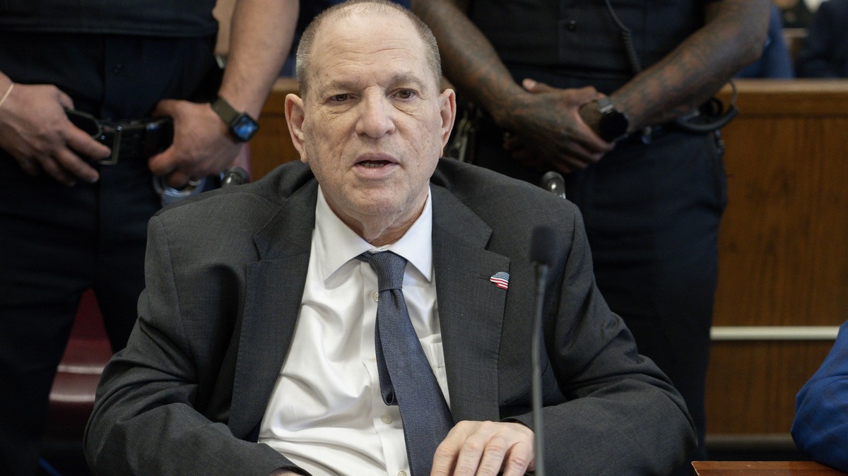 epa12153000 Former US film producer Harvey Weinstein appears in court for his ongoing retrial at the Manhattan Criminal Court in New York, New York, USA, 03 June 2025. Weinstein was convicted of first ...