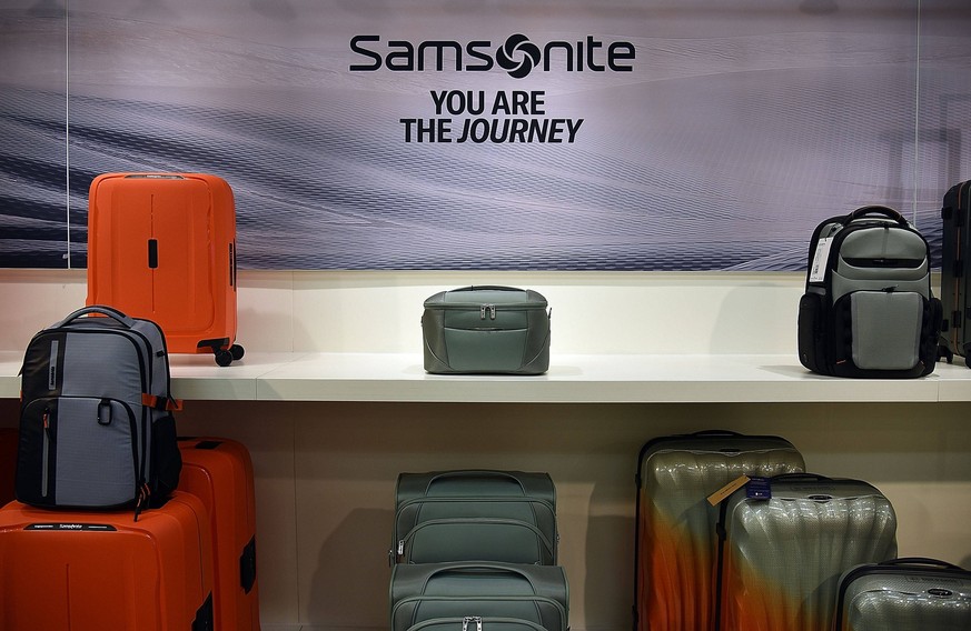 30.08.2025, xhbx, Wirtschaft Messe, Lederwarenmesse - ILM Messe Offenbach 2025 v.l. Messestand, Regal, Stand, Logo von Samsonite, Rollkoffer, Reisegepäck, Travelbag, Reisebedarf, Made in Europe DFL/DF ...