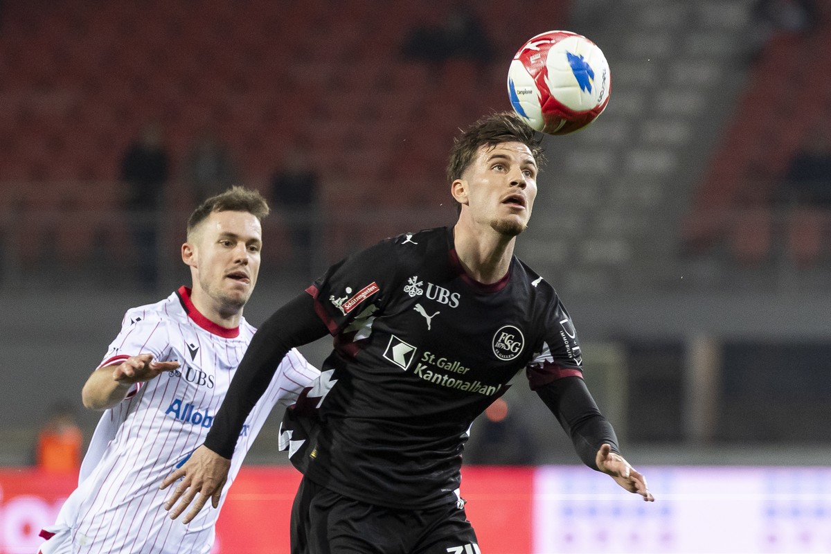 Nias Hefti (SIO), gauche, lutte pour le ballon avec Hugo Vandermersch (SG), droite, lors de la rencontre de football de Swiss Super League entre le FC Sion et le FC St.Gallen ce samedi 21 mars 2026 au ...