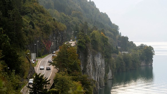 Die Axenstrasse bleibt wegen Felssturzgefahr rund acht Wochen gesperrt. (Archivaufnahme)