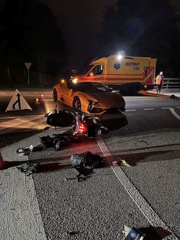 Eine Rollerfahrerin ist am 30. August 2023 in Muttenz BL bei der Kollision mit dem Sportwagen eines Junglenkers schwer verletzt worden. Sie musste in ein Spital gefahren werden.