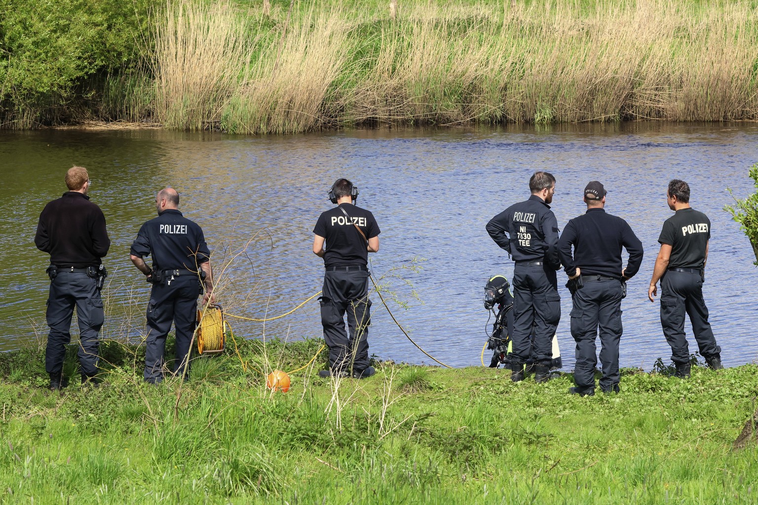 epaselect epa11308548 Police officers search for Arian, a missing 6-year-old boy, along the Oste River near Kranenburg, Germany, 29 April 2024. A large-scale effort to find a missing boy with autism c ...