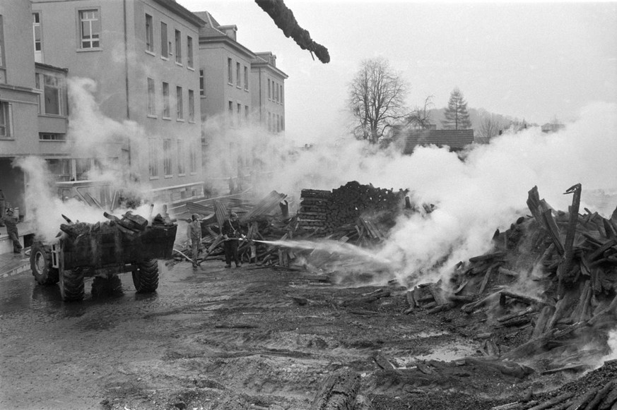 A major fire in the Burghoelzli, the psychiatric university hospital in Zurich, destroyed a large warehouse and the fire brigade was able to save the adjacent men&#039;s wing of the epileptic ward and ...