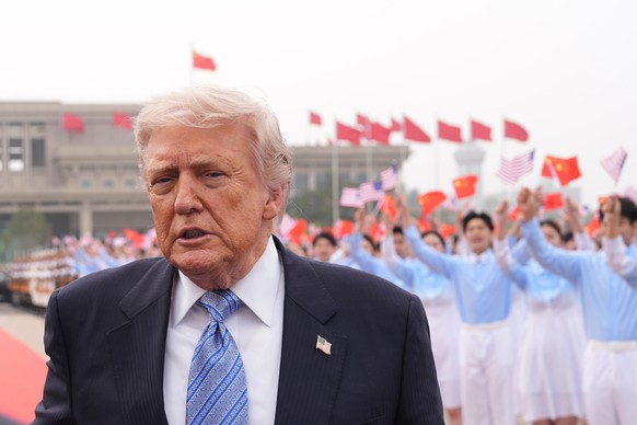 KEYPIX - President Donald Trump walks to board Air Force One, Friday, May 15, 2026, at Beijing Capital International Airport in Beijing. (KEYSTONE/AP Photo/Mark Schiefelbein)