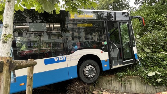 verunglückter linienbus vbl luzern 10. juli 2024