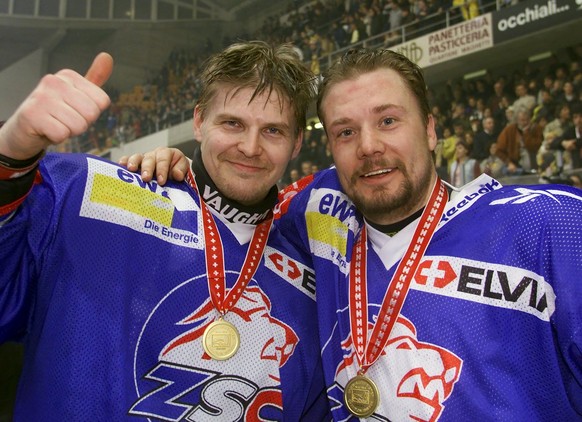 Der Torschuetze des entscheidenden Tors zum 2:1, Morgan Samuelsson, rechts, und Goalie Ari Sulander von den ZSC Lions, feiern am Samstag, 7. April 2001 in Lugano nach dem letzten Playoff-Finalspiel de ...