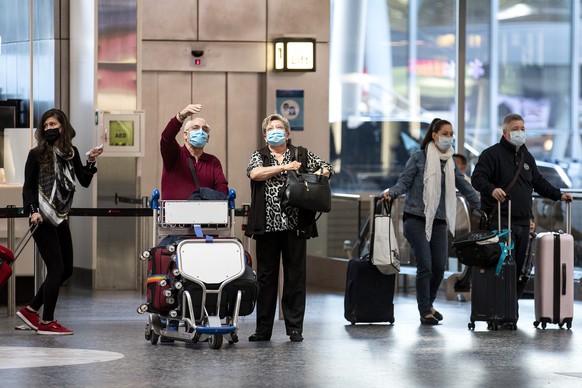 Menschen stehen am Check-In Schalter der Fluggesellschaft Swiss am Flughafen Zuerich, fotografiert am Donnerstag, 1. April 2021. (KEYSTONE/Alexandra Wey)