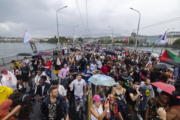 Ravers dance on Mont-Blanc Bridge during the 23nd edition of the Lake Parade, in Geneva, Switzerland, Saturday, July 26, 2025 (KEYSTONE/Cyril Zingaro)