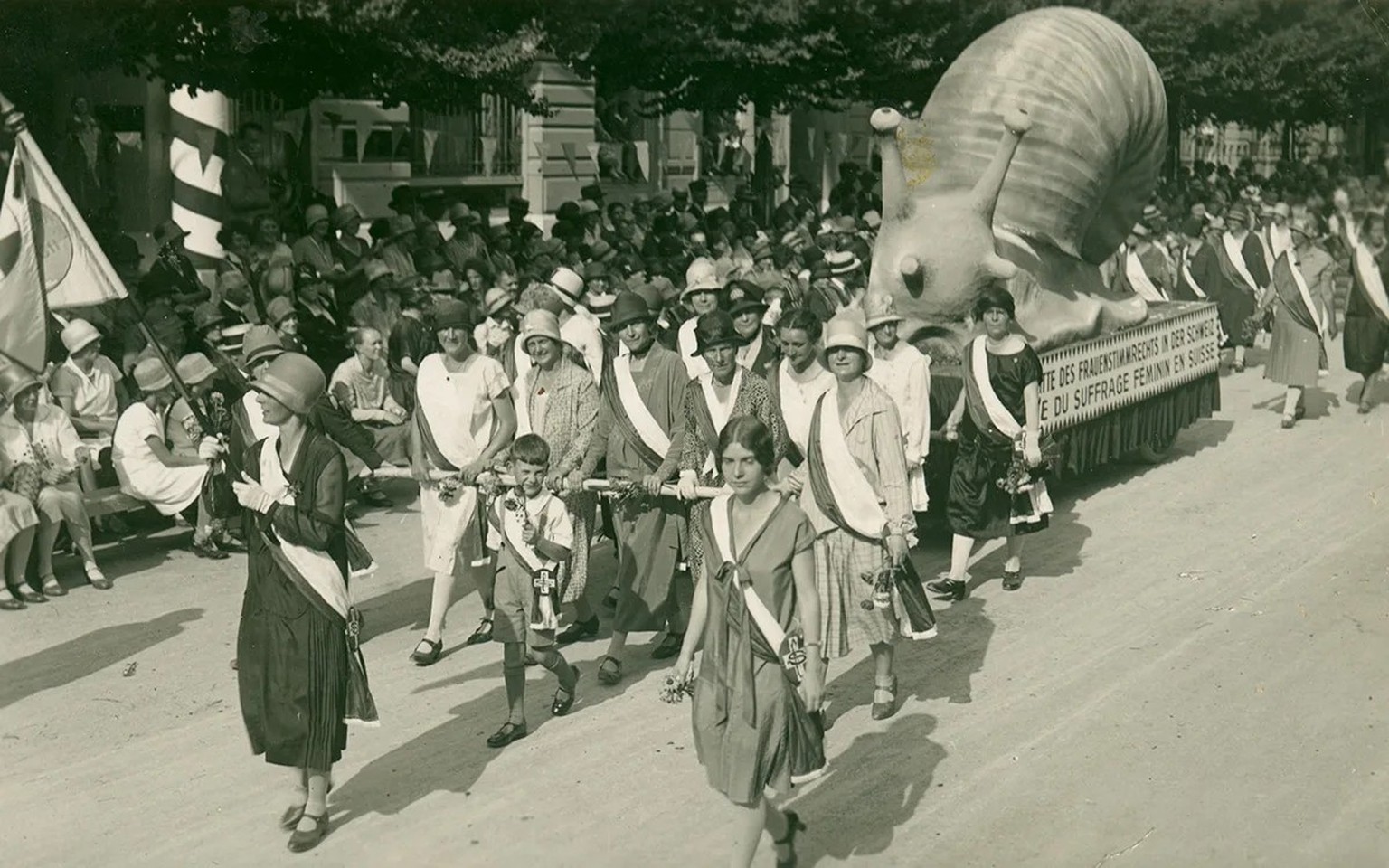 Eine Schnecke als Symbol für den Fortschritt des Frauenstimmrechts in der Schweiz. Protestumzug durch Bern anlässlich der Saffa, 1928. Fotografiert von Otto Rohr.
https://gosteli.anton.ch/objects/4808 ...