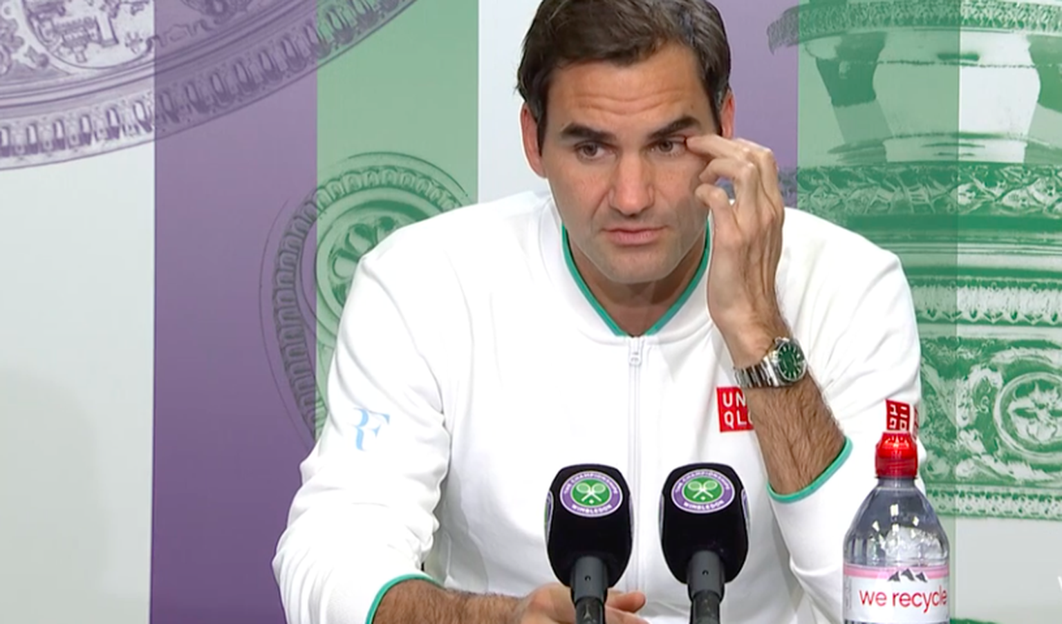 Roger Federer an der Medienkonferenz nach dem Ausscheiden.