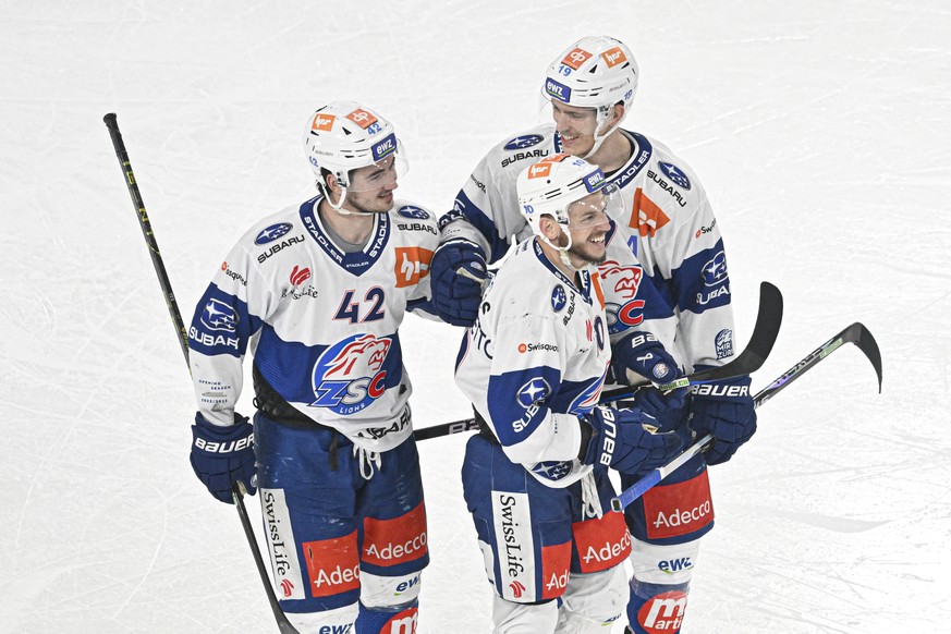 Zuerichs Alexandre Texier, Sven Andrighetto und Reto Schaeppi, von links, bejubeln den Sieg waehrend der vierten Partie des Eishockey Playoff-Viertelfinals der National League zwischen dem HC Davos un ...