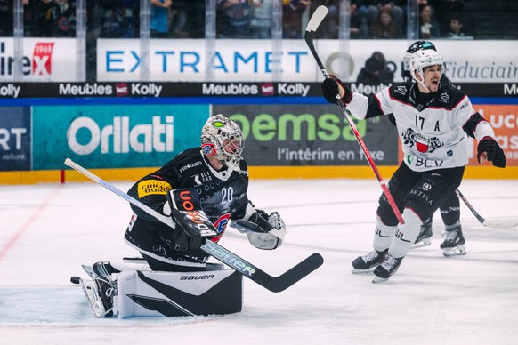 Reto Berra (HCFG), gauche, encaisse un goal devant Ken Jaeger (LHC), droite, lors du match du championnat suisse de hockey sur glace de National League entre le HC Fribourg Gotteron, HCFG, et le Lausa ...
