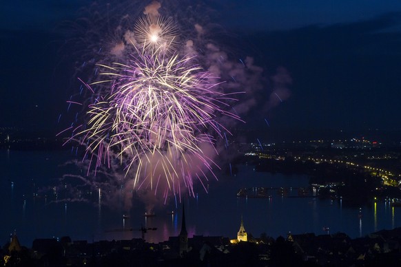 Feuerwerk ueber der Stadt Zug anlaesslich des Zuger Seefestes 2017, am Samstag, 24. Juni 2017. (KEYSTONE/Alexandra Wey)