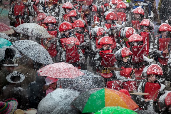 Verkleidete Fasnaechtler mit Schweizer Motiven am Fasnachtszumzug am Carneval von Tesserete am Samstag, 21. Februar 2015. (KEYSTONE/Ti-Press/Pablo Gianinazzi)