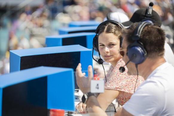 SRF-Kommentator Sascha Ruefer und Laura Caluori beim Kommentieren der Beachvolleyballspiele während der Olympischen Spiele in Paris